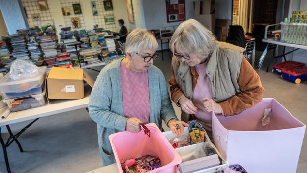 Henny Gumus (th.) er formanden for den velgørende forening, som uddelte de første pakker for 13 år siden. <i>Foto: Martin Damgård</i>