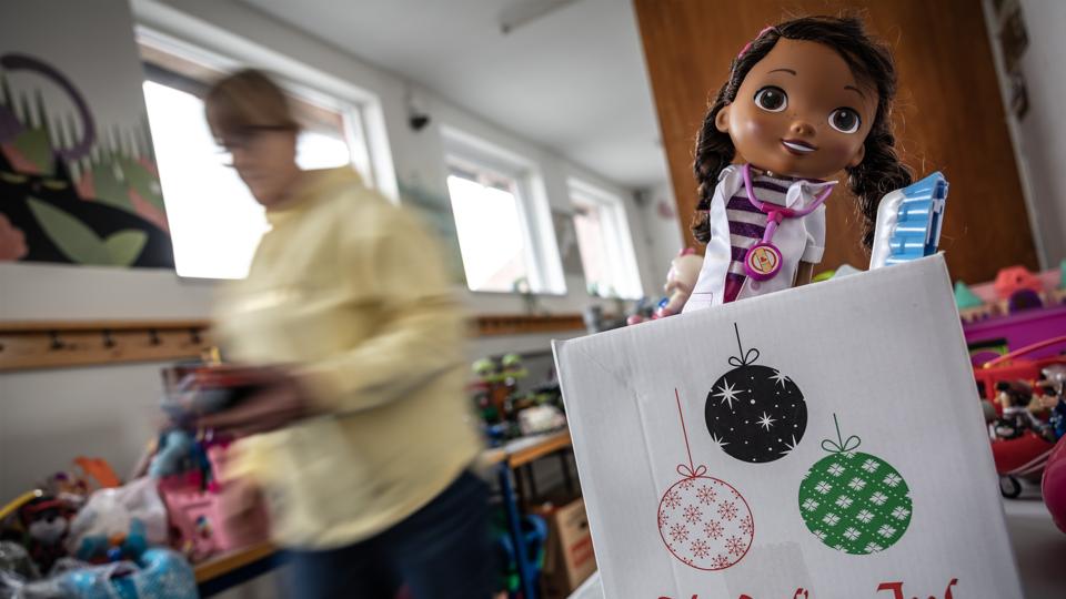 Der er travlhed i Julemandens Værksted på den gamle skole i Moseby. 750 pakker skal være klar til udlevering torsdag. <i>Foto: Martin Damgård</i>