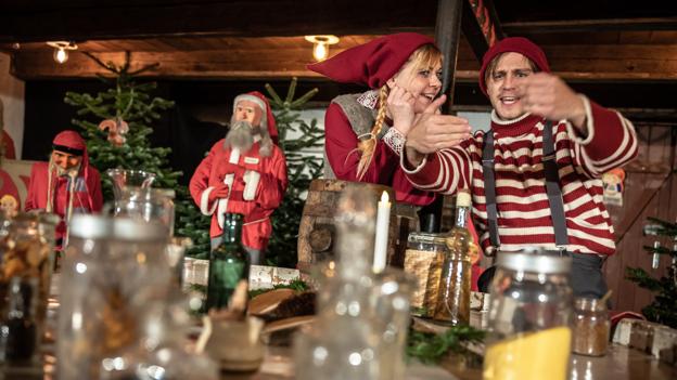 Der er julestemning over hele linjen, når Gerda og Gorm indtager kælderen på bryggergården. <i>Foto: Martin Damgård</i>