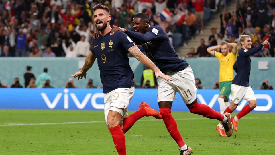 Olivier Giroud fejrer sit andet mål sammen med Ousmane Dembele. De forsvarende franske verdensmestre slog tirsdag Australien 4-1 ved VM i Qatar. <i>Matthew Childs/Reuters</i>