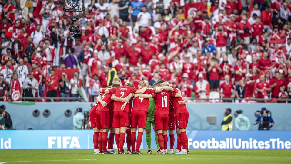 De danske spillere før gruppekampen i gruppe D mellem Danmark og Tunesien på Education City Stadium i Qatar tirsdag. Kampen endte 0-0. <i>Mads Claus Rasmussen/Ritzau Scanpix</i>