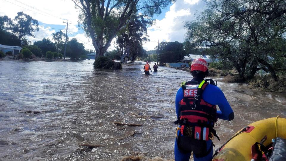 Redningstjenesten i den australske stat New South Wales er i midten af november på arbejde i oversvømmede byer. <i>Handout/Ritzau Scanpix</i>