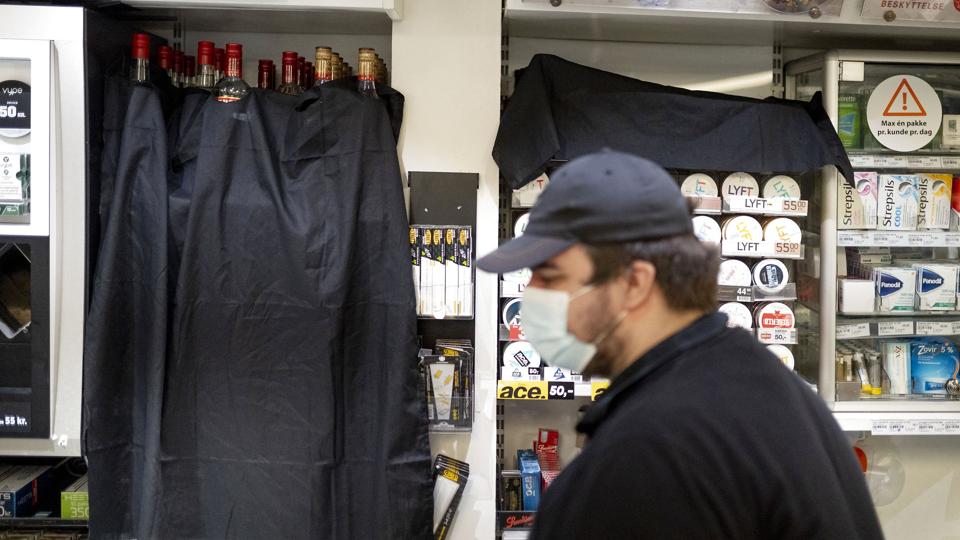 Alt for ofte køber mindreårige alkohol og tobak, selv om de ikke er gamle nok. Læger, bryggerier og butikker foreslår at se på en digital løsning, så når man betaler med kort, bliver alderen tjekket digitalt via betalingskortet, og købet afvises automatisk, hvis køberen ikke er gammel nok. (Arkivfoto). <i>Tobias Kobborg/Ritzau Scanpix</i>