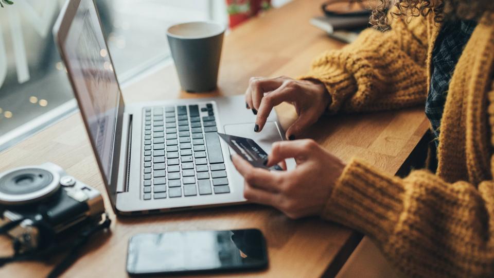 Hurtig og nem shopping online øger risikoen for køb af sundhedsfarlige og ulovlige kopivarer, advarer Patent- og Varemærkestyrelsen. (Modelfoto). <i>filodendron/Free</i>