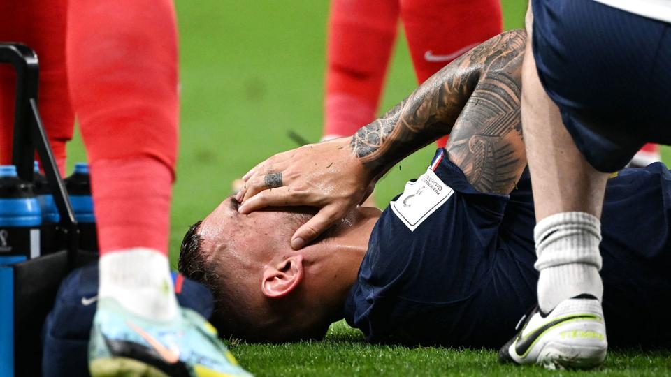 Lucas Hernandez vidste, at den var gal, da han gik i græsset tirsdag aften. Han er nu meldt ude af VM. <i>Chandan Khanna/Ritzau Scanpix</i>
