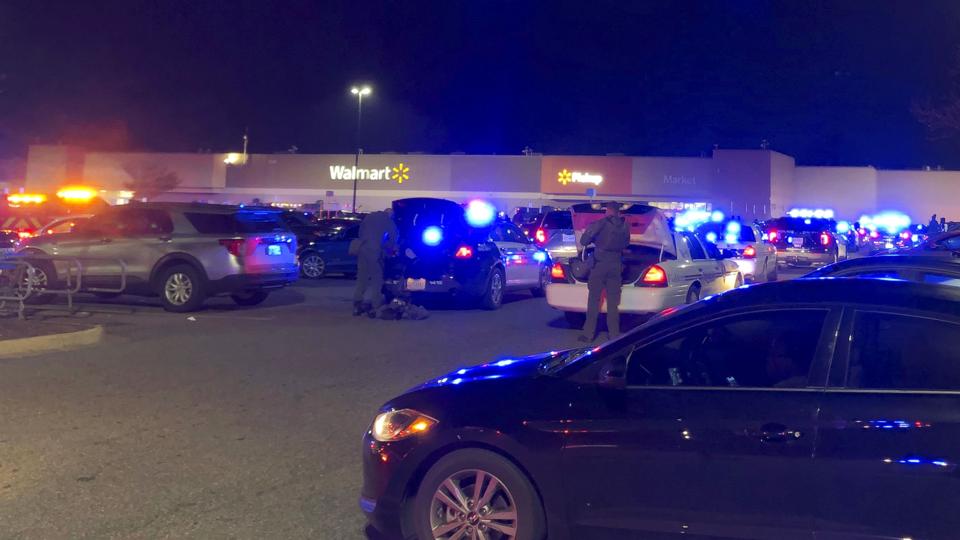 Et skyderi i supermarkedsgiganten Walmart kostede i alt syv personer livet tirsdag. Den ene er den mistænkte gerningsmand, som ifølge politiet var ansat i butikken. Desuden er fire sårede indlagt på hospitalet. <i>Uncredited/Ritzau Scanpix</i>