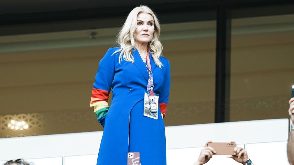 Helle Thorning-Schmidt troppede op i regnbuefarvet kjole til VM-kampen mod Tunesien. <i>Mads Claus Rasmussen/Ritzau Scanpix</i>