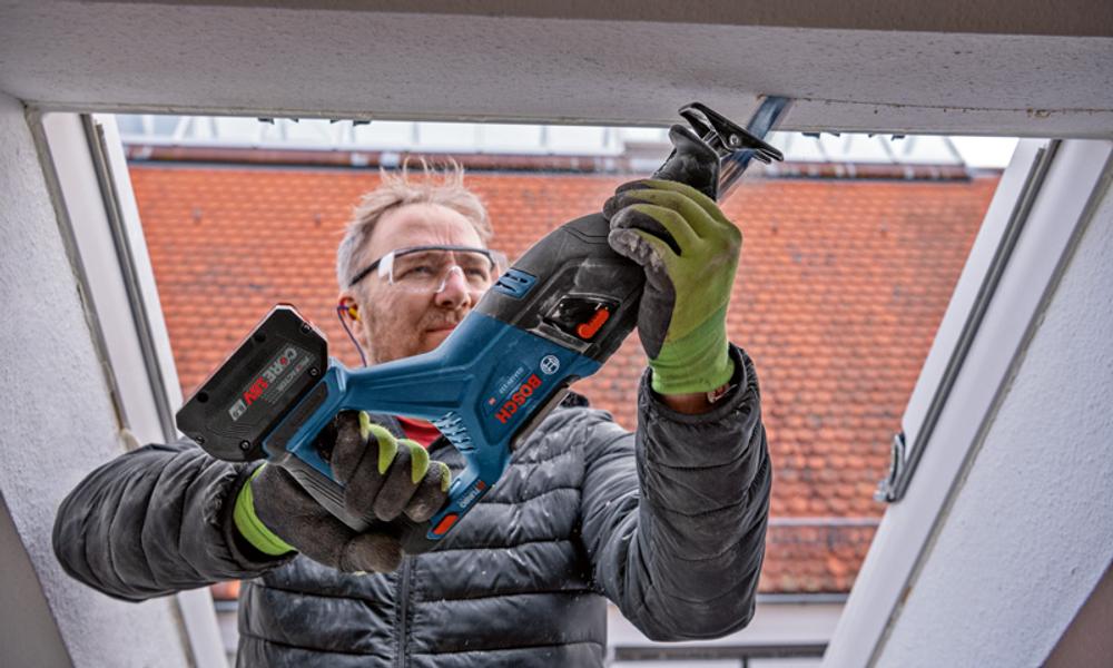 Med det værktøjsfri SDS-system kan klingen på den nye bajonetsav GSA 18V-28 hurtigt og nemt skiftes med én hånd, selvom man har handsker på Med det værktøjsfri SDS-system kan klingen på den nye bajonetsav GSA 18V-28 hurtigt og nemt skiftes med én hånd, selvom man har handsker på