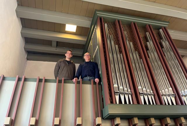 Orglet på pulpituret. Til venstre ses David Ribers, der er lærling hos orgelfirmaet Frobenius. Til højre ses Ole Høyer, chefintonatør.