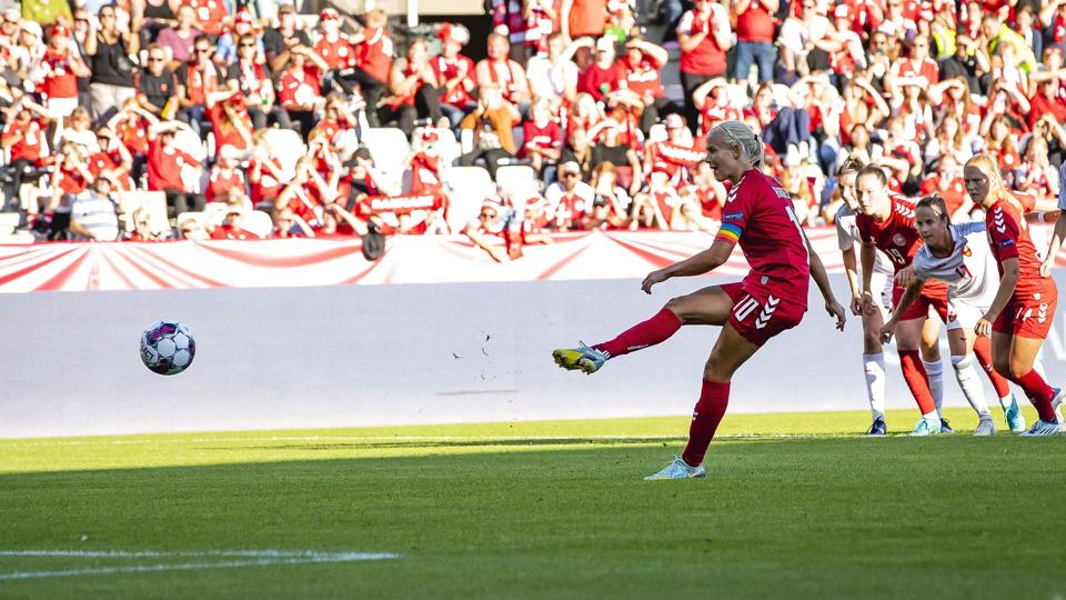 Pernille Harder døjer for tiden med en muskelskade, men landstræner Lars Søndergaard forventer, at hun bliver klar til VM. (Arkivfoto). <i>Johnny Pedersen/Ritzau Scanpix</i>
