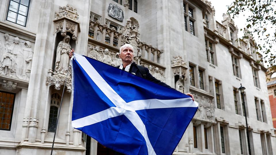 En tilhænger af skotsk løsrivelse ses her foran den britiske højesteret i forbindelse med onsdagens domsafsigelse. <i>Peter Nicholls/Reuters</i>
