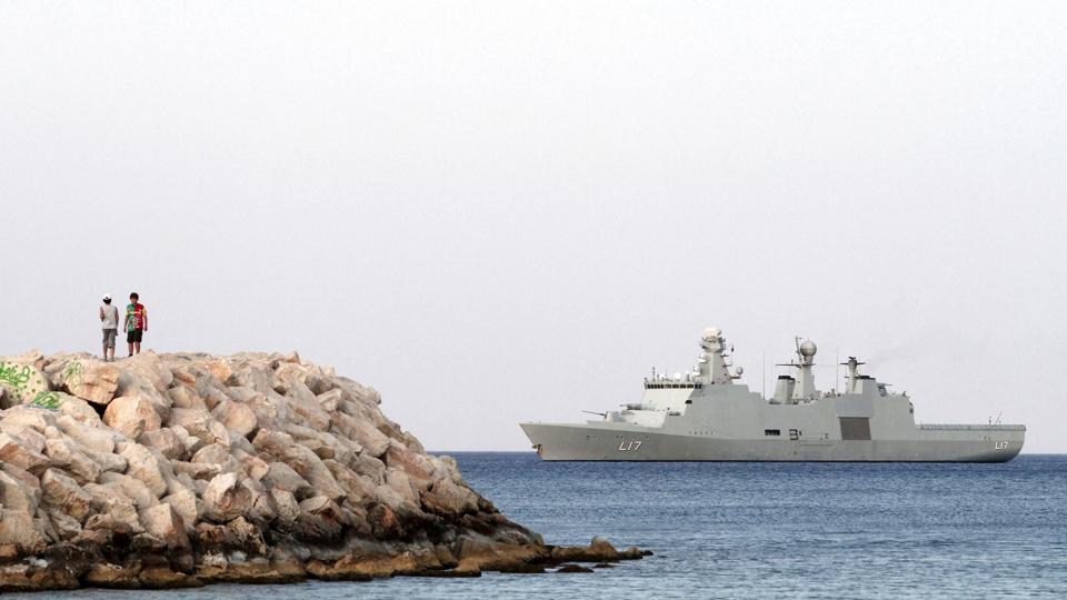 Den danske fregat "Esbern Snare" blev i efteråret 2021 sendt på mission i Guineabugten for at afskrække pirater. Efter udsendelsen endte fregattens helikopter i ildkamp med formodede pirater, der sejlede i en mindre båd. En formodet pirat blev bragt til Danmark, hvor han i denne uge er for retten. (Arkivfoto). <i>Yiannis Kourtoglou/Ritzau Scanpix</i>