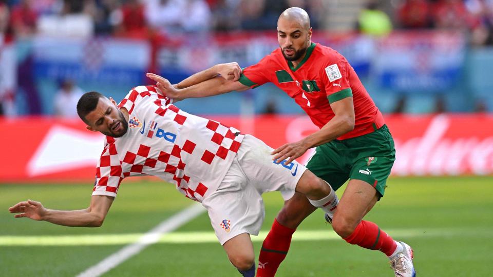 Mateo Kovacic får kærlig behandling af marokkanske Sofyan Amrabat. <i>Glyn Kirk/Ritzau Scanpix</i>