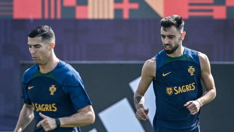 Alt er godt mellem Cristiano Ronaldo (til venstre) og Bruno Fernandes (til højre), forsikrer sidstnævnte. <i>Patricia De Melo Moreira/Ritzau Scanpix</i>