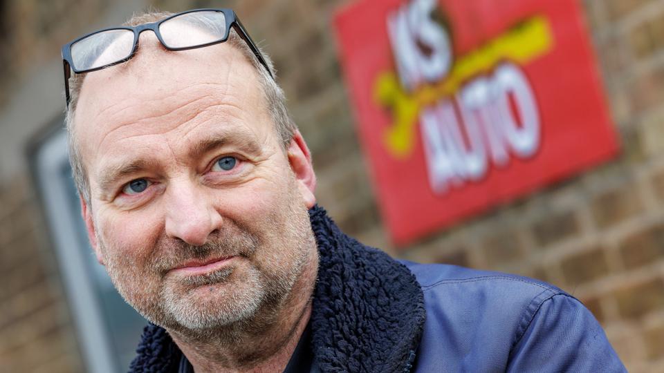 Indehaver af KS Auto på Hjulmagervej, Preben Olesen, kommer til at miste kunder på grund af de ny miljøzone-regler i Aalborg Kommune. <i>Foto: Henrik Bo</i>