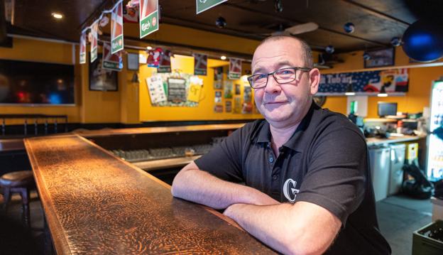 Carsten Nørgaard satte sit værtshus til salg i efteråret, men det er endnu ikke blevet solgt, så han er stadig at finde bag baren. <i>Arkivfoto: Bente Poder</i>