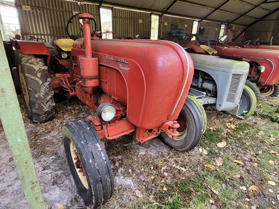 Èn af Porsche-traktorerne findes der kun mellem 50 og 75 af i hele verden. Et total renoveret eksemplar er vurderet til en halv million kroner. <i>Foto: Campen Auktioner</i>