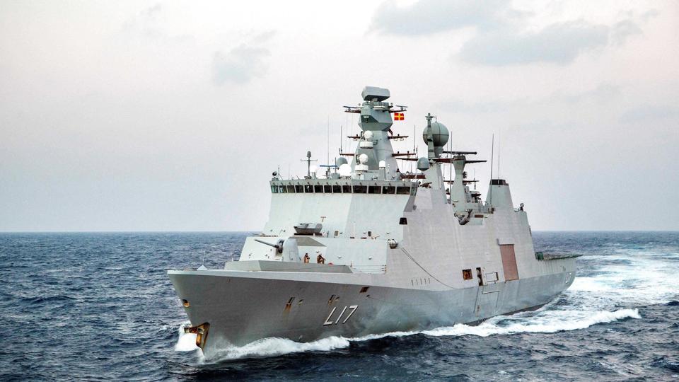 Den danske fregat "Esbern Snare" blev i efteråret 2021 sendt på mission i Guineabugten ud for Vestafrika. En måned inde i missionen havnede dens helikopter i ildkamp med formodede pirater. Den ene pirat blev såret og er bragt til Danmark, hvor retssagen imod ham nu kører. (Arkivfoto). <i>Lars Magne Hovtun/Ritzau Scanpix</i>