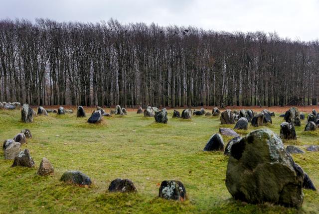 Lindholm Høje er en større gravplads fra vikingetiden med næsten 700 grave. Men hvor vikingerne i sin tid havde et større udsyn over lokalområdet, er det udsyn i dag meget begrænset på grund af træer næsten hele vejen rundt.