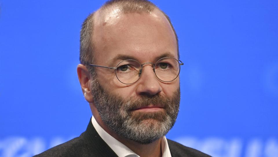 Formanden for den største gruppe i EU-Parlamentet, Manfred Weber, fra EPP-gruppen støtter S-regeringens omstridte forslag om modtagecentre i Afrika. Han begrunder støtten med stigende tilstrømning af økonomiske migranter til EU. <i>Frank Hoermann/Sven Simon/Ritzau Scanpix</i>