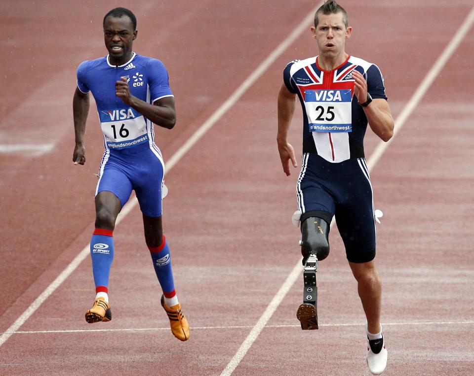 Den britiske paraatlet, som fik amputeret sit ben i 2000, John McFall (til højre) er blevet udpeget af Den Europæiske Rumorganisation (ESA) som den første astronaut med et fysisk handicap. Derudover er to kvinder og tre mænd udpeget som ESA's nye karriereastronauter. <i>Andrew Yates/Ritzau Scanpix</i>
