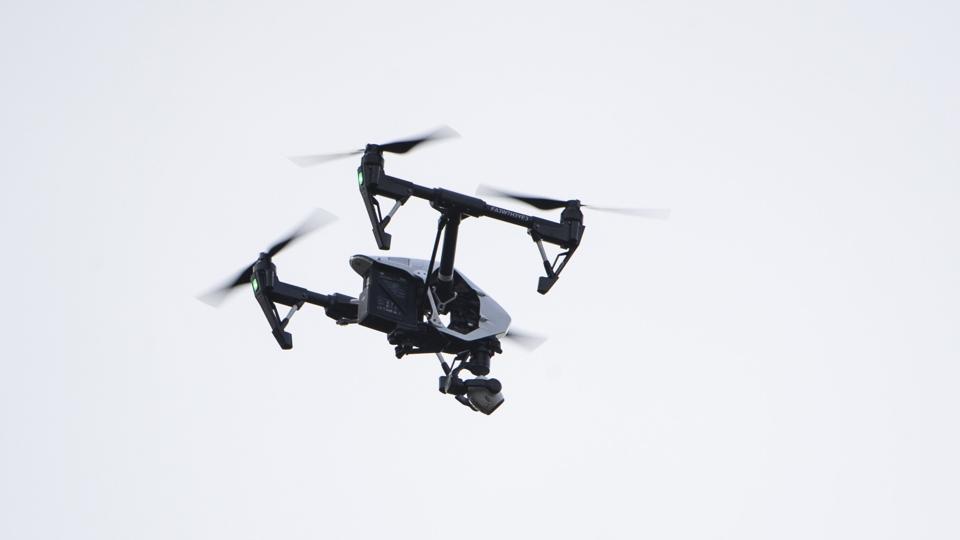 En 34-årig russisk mand er blevet idømt 90 dages fængsel for at have fløjet med en drone flere steder i Norge. På grund af sanktioner mod Rusland er det ulovligt for russere at flyve luftfartøjet i Norge, herunder droner. Dronen på billedet har intet med den aktuelle sag i Norge at gøre. (Arkivfoto). <i>Matt Rourke/Ritzau Scanpix</i>