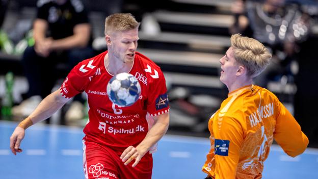 Nantes-målmand Viktor Gisli Hallgrimsson piller her en afslutning fra Sebastian Barthold i onsdagens kamp. <i>Foto: Lars Pauli</i>