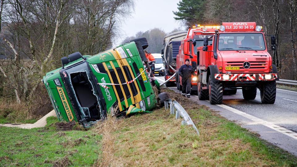 Lastbilen lagde sig på siden i grøftekanten. <i>Foto: Bo Lehm</i>