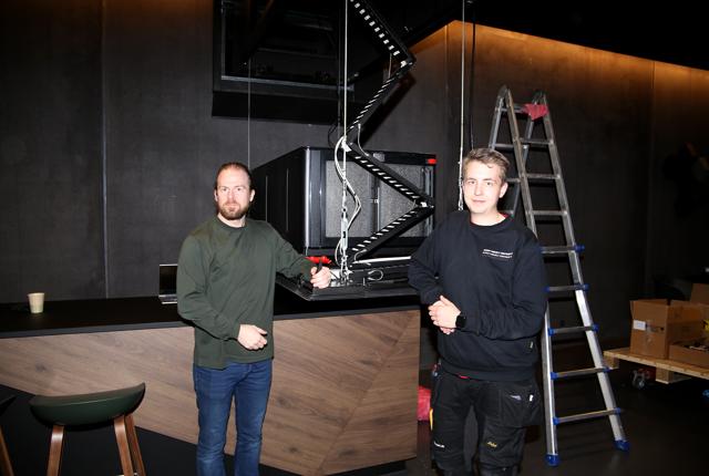 Biografdirektør Kris Søgaard Pedersen ved den ny 4k laser projektor sammen med tekniker Tobias Molin fra firmaet AVC, der har leveret udstyret.