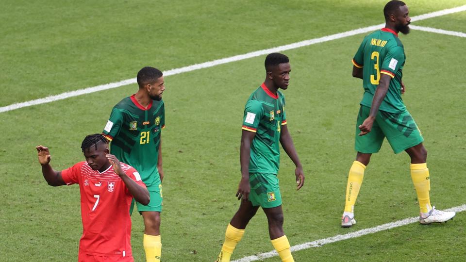 Breel Embolo (i rød) efter sin scoring mod Cameroun. <i>Marko Djurica/Reuters</i>