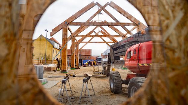 Fra byens hovedgade har man et fint kig ind til det nyrejste byggeri. Der er omhyggeligt lavet koøjer i hegnet, så borgere i alle størrelser kan se med. <i>Foto: Martél Andersen</i>
