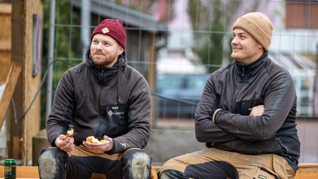 Den specielle overdækning, der bruger årtusindgammel teknik, er noget af en udfordring for tømrerne. Men også rigtig spændende at være med til, oplever de på byggepladsen. <i>Foto: Martél Andersen</i>