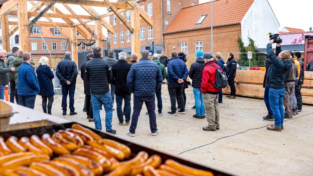 Rejsegildet for en indbudt kreds bød selvfølgelig også på gode gammeldags pølser. <i>Foto: Martél Andersen</i>