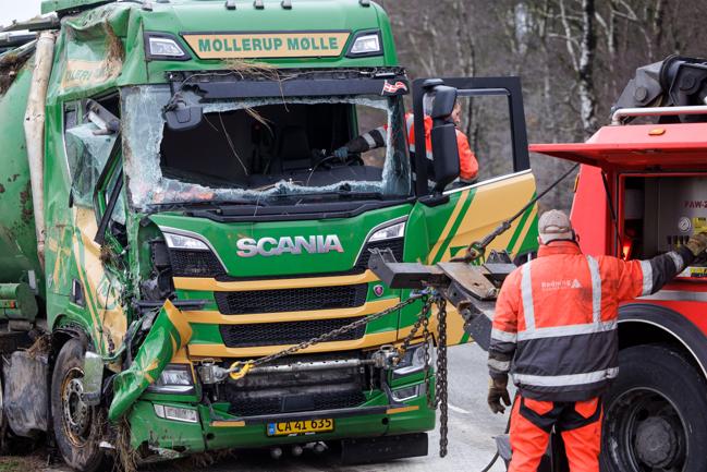Lastbil fra Mollerup Mølle væltet på hovedvej 11 mellem Østerild og Vesløs. Uheldet skete tidlig torsdag morgen.
Lastbilen bjærges af Redning Danmark, der bringer lastbilen tilbage på hjulene.
Thisted 24. november 2022