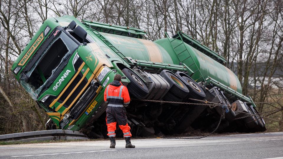 Fodertankbilen var fyldt med foder, da den væltede. <i>Foto: Bo Lehm</i>