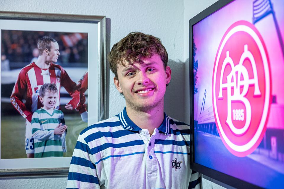 Jens Janum Riis på 22 år satser stort med sit firma. Social Vision. En af de første, vigtige ordrer går til AaB. På billedet i baggrunden er Jens Riis som dreng på stadion med med AaB-stjerne Thomas Enevoldsen. <i>Foto: Kim Dahl Hansen</i>