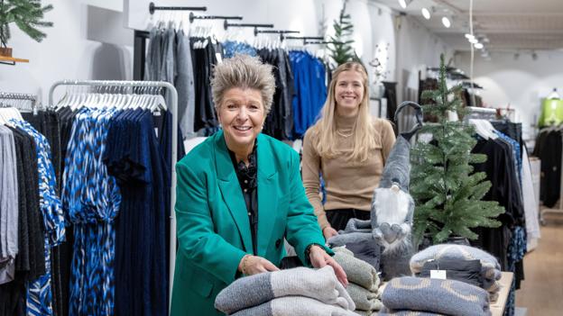 På åbningsdagen fik Helle Høyer hjælp af sin niece Matilde Høyer Wellander, der også tidligere har givet en hånd med i Mondo-butikkerne. <i>Foto: Bente Poder</i>