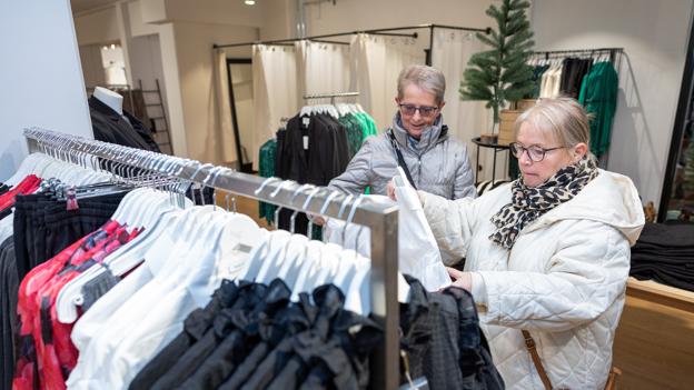 De to superfans Birte Scholdager og Birgitte Madsen var blandt de første kunder i Mondo i Hjørring. <i>Foto: Bente Poder</i>