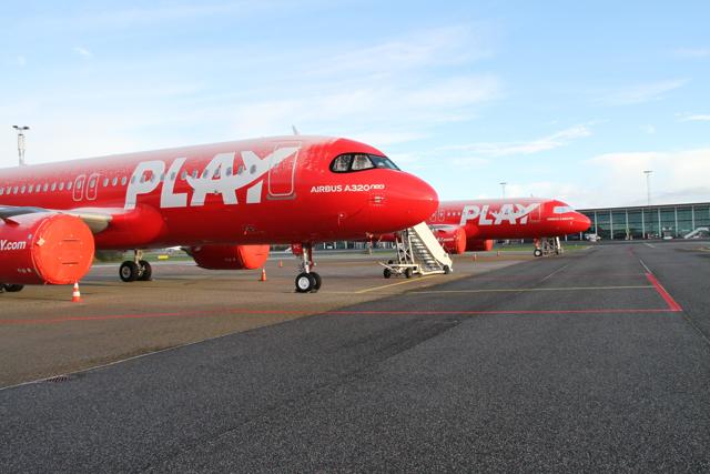 De røde fly i Aalborg Lufthavn er ikke lige til at overse.