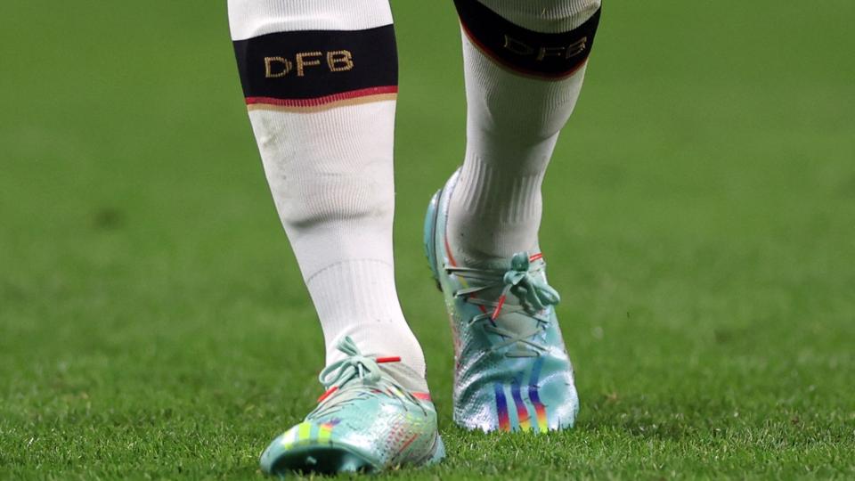 Flere tyske spillere havde regnbuefarver på støvlerne, da de onsdag spillede mod Japan ved VM. <i>Matthew Childs/Reuters</i>