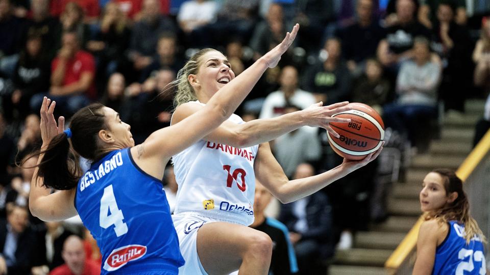 Maria Jespersen (i hvidt) og holdkammeraterne må spejde langt efter EM efter nederlaget til Montenegro. (Arkivfoto). <i>Claus Bech/Ritzau Scanpix</i>