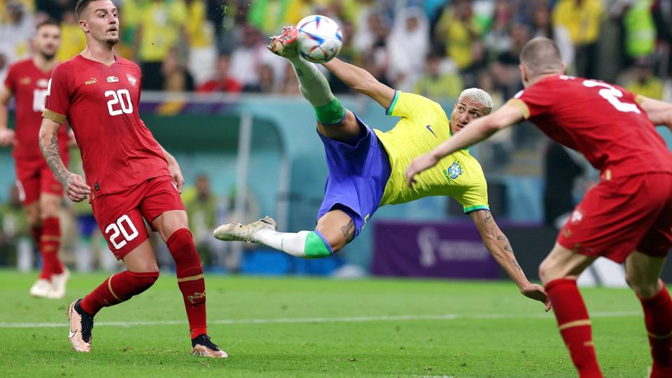 Richarlison leverede et ualmindeligt godt bud på bedste scoring ved VM, da han akrobatisk flugtede Brasilien på 2-0. <i>Amanda Perobelli/Reuters</i>