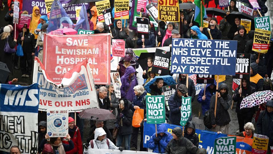 I starten af november demonstrerede mange for et parlamentsvalg i Storbritannien. Blandt deres budskaber var, at sygeplejersker skal have mere i løn, og at dele af NHS ikke skal privatiseres. <i>Justin Tallis/Ritzau Scanpix</i>