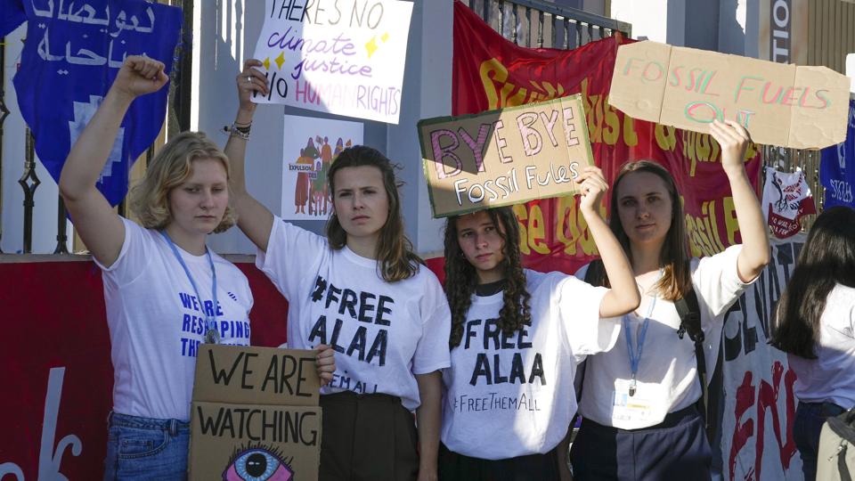 Aktivister demonstrerer mod fængslingen af Alaa Abdel Fattah under klimatopmødet COP27 i den egyptiske by Sharm el-Sheikh. (Arkivfoto). <i>Peter Dejong/Ritzau Scanpix</i>