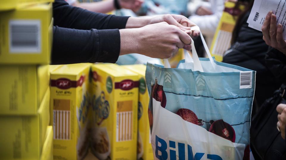 Mange familier er presset af stigende forbrugerpriser, og det giver rekordmange ansøgninger om julehjælp hos hjælpeorganisationer som Blå Kors Danmark og Dansk Folkehjælp. (Arkivfoto). <i>ólafur Steinar Gestsson/Ritzau Scanpix</i>