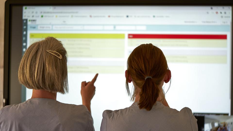 Ofte påpeges der som årsag til, at kvinder generelt tjener mindre end mænd, på, at de arbejder i fag med lavere løn, eksempelvis i omsorgsfag. Men nyt studie peger på, at det ikke er hele forklaringen. (Arkivfoto). <i>Signe Goldmann/Ritzau Scanpix</i>