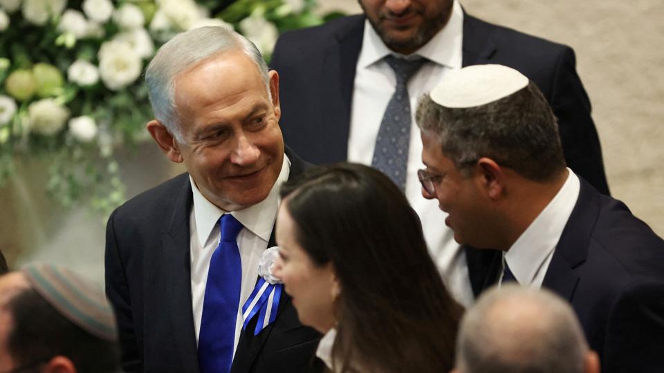Benjamin Netanyahu (til venstre) og Itamar Ben-Gvir (til højre) ses her sammen i det israelske parlament tidligere i november. <i>Pool/Reuters</i>