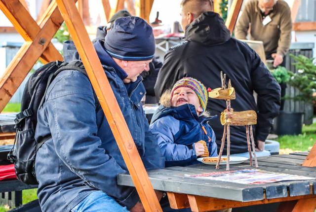 Med over 2000 besøgende per weekend er Ålbæk Julemarked allerede en succes.