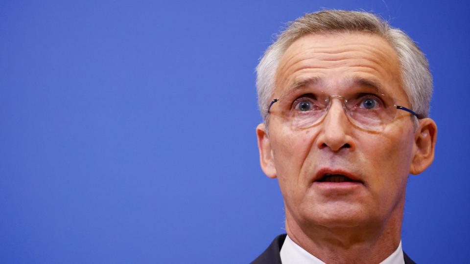 Nato-lande skal sende mere "ikke-dræbende" udstyr til Ukraine, som står over for en svær vinter. Det siger Natos generalsekretær, Jens Stoltenberg, på et pressemøde i Bruxelles fredag. <i>Johanna Geron/Reuters</i>