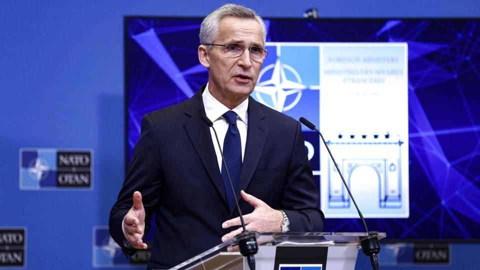 Kinas oprustning og forsøg på at kontrollere infrastruktur skal diskuteres i Nato, siger Natos generalsekretær, Jens Stoltenberg på et pressemøde i Bruxelles fredag. <i>Kenzo Tribouillard/Ritzau Scanpix</i>